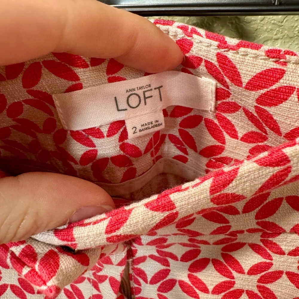 LOFT Red and White Patterned Women's Shorts - Picture 2 of 4